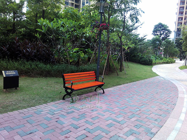  欣方圳垃圾桶廠家這里有您所需的各類垃圾桶產(chǎn)品和園林椅休閑椅，您只需要關(guān)注一下您身邊的市場或者來欣方圳官網(wǎng)瞧一瞧。您可以在欣方圳官網(wǎng)的案例里面，看到全國各地區(qū)的用戶案例及各種類型的用戶選擇。這不，深圳觀瀾的一位客戶又一次來我司欣方圳科技有限公司購買了一批鑄鐵有靠背園林椅。       欣方圳的這批P27鑄鐵有靠背園林椅椅腳模具使用電腦雕刻，比一般廠家人工模具鑄鐵椅腳表面更光滑平整。耐壓性極強(qiáng)，同時(shí)具備很強(qiáng)的耐熱、耐磨、耐蝕、耐低溫的特性，鑄鐵有靠背園林椅，生產(chǎn)周期較短，給人以粗獷、莊重、穩(wěn)重的感覺，是戶外市政公共設(shè)施必選產(chǎn)品。    而且為了防止椅條在受力情況下往下變形，我們欣方圳的每一款休閑椅都在在椅條的下面加了兩條L30*3的熱鍍鋅角鋼加強(qiáng)支撐，加強(qiáng)椅條的支撐能力，有效的將承載力傳遞到椅腿上，防止椅條變形，加強(qiáng)休閑椅的抗沖擊能力，提高鑄鐵有靠背園林椅的壽命。