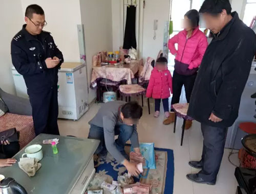 17萬(wàn)當(dāng)垃圾丟掉：驚慌失措！全家上陣翻找垃圾桶