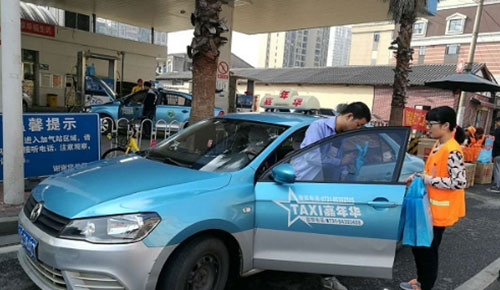 對車窗拋物說不！長沙環(huán)衛(wèi)局免費發(fā)放2000個車載垃圾桶