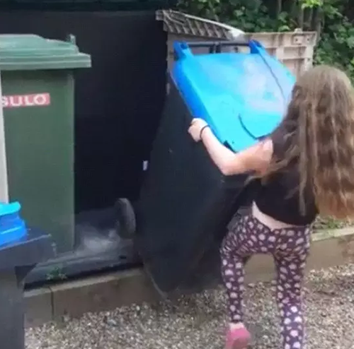 打臉!英國(guó)清潔工稱垃圾桶難放 8歲女孩當(dāng)場(chǎng)示范