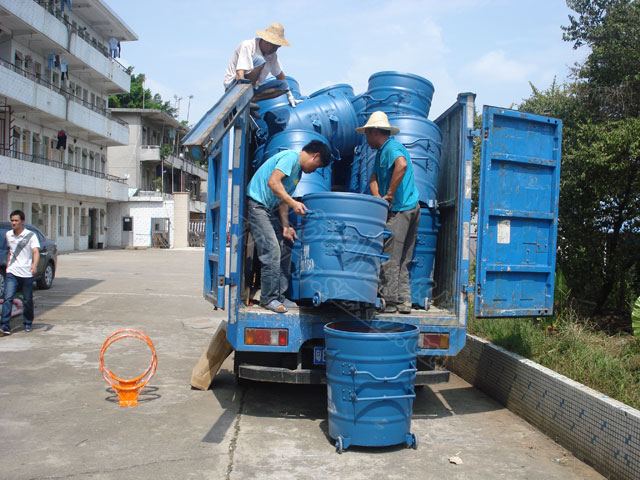 泉州20米10幾個(gè)戶(hù)外垃圾桶密度堪比深圳環(huán)保一條街