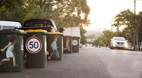 垃圾桶上貼安全標識，提醒司機‘不要超速’