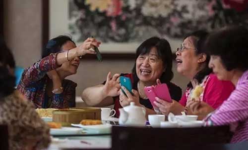 書報(bào)亭、早餐車，甚至垃圾桶都有二維碼“身份證”了。