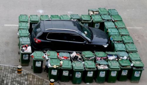 汽車(chē)被垃圾桶包圍是被惡搞還是得罪人了？