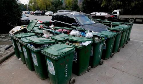 汽車(chē)被垃圾桶包圍是被惡搞還是得罪人了？