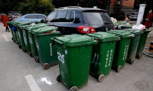 汽車(chē)被垃圾桶包圍是被惡搞還是得罪人了？