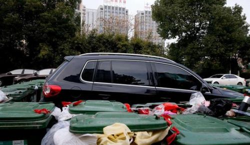 汽車(chē)被垃圾桶包圍是被惡搞還是得罪人了？