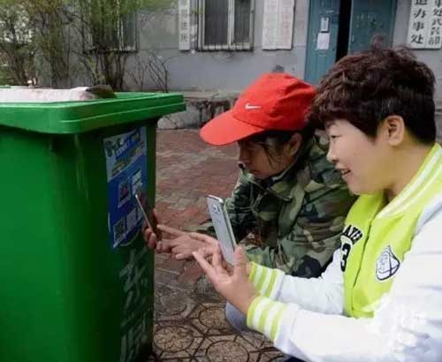 書報(bào)亭、早餐車，甚至垃圾桶都有二維碼“身份證”了。