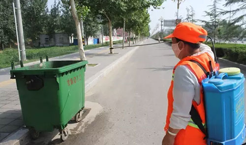 致敬環(huán)衛(wèi)工人,細心消除垃圾桶邊的蚊蠅