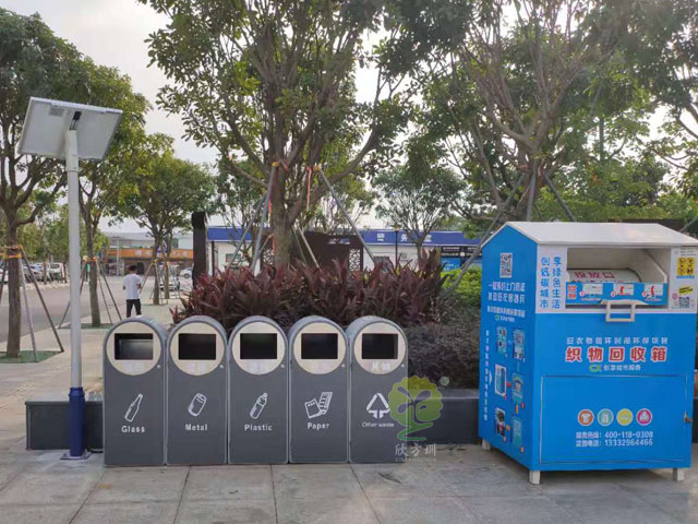 新款多分類果皮箱垃圾分類收集容器太陽能供電，智能滿溢功能通過平臺遠(yuǎn)程終端提醒