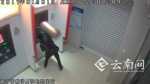 取款不成功，竟用垃圾桶出氣