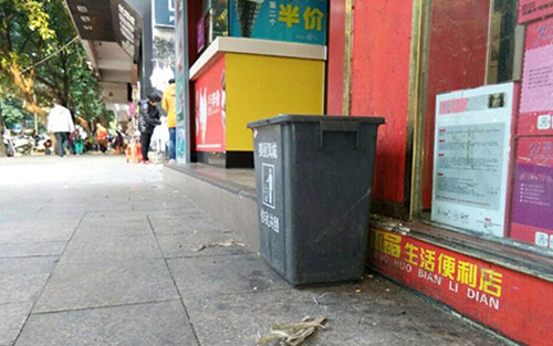 垃圾桶當(dāng)足球踢？！城區(qū)大半年累計丟近千個垃圾桶